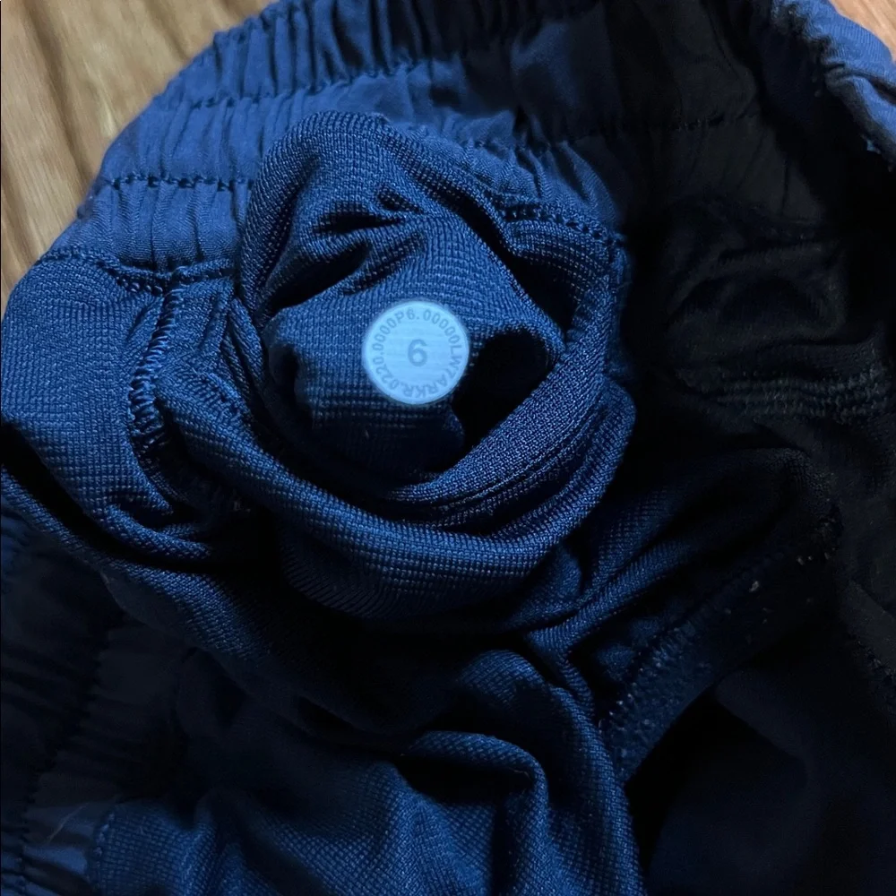 Lululemon 2.5 Hotty Hot Shorts - Picture 3 of 3